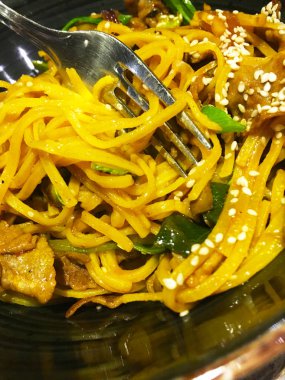 Taze sebzeli lezzetli etli şehriye, biftek ve baharat - soba eriştesi