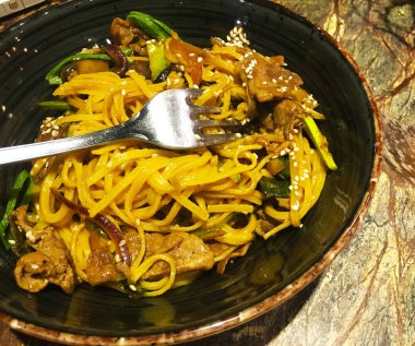 Taze sebzeli lezzetli etli şehriye, biftek ve baharat - soba eriştesi