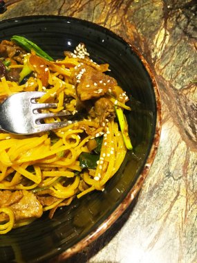 Taze sebzeli lezzetli etli şehriye, biftek ve baharat - soba eriştesi