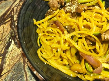 Taze sebzeli lezzetli etli şehriye, biftek ve baharat - soba eriştesi