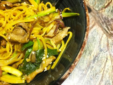 Taze sebzeli lezzetli etli şehriye, biftek ve baharat - soba eriştesi