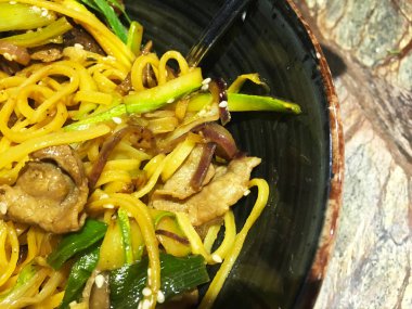 Taze sebzeli lezzetli etli şehriye, biftek ve baharat - soba eriştesi