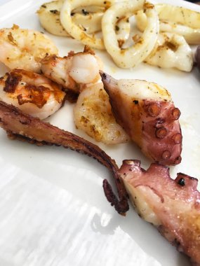 Izgara deniz ürünleri - ahtapot, kalamar, mürekkep balığı, kabuk ve balık karışımı.