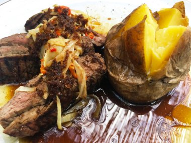 Orta pişmiş sığır eti ve fırında patates.