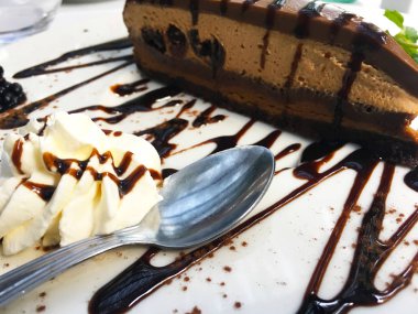 Koyu kirazlı ve taze böğürtlenli lezzetli ev yapımı çikolatalı pasta.