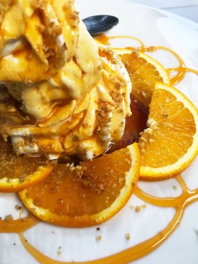 Vanilya kremalı lezzetli portakal dilimleri, bal ve fındık