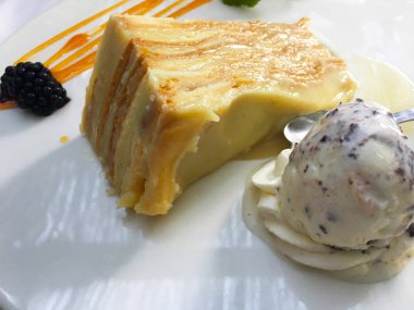 Vanilyalı krep taze böğürtlenli lezzetli pasta