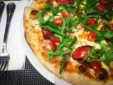 Taze sebzeli İtalyan pizzası. 