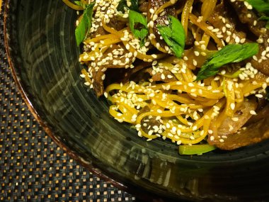 Taze sebzeli lezzetli etli şehriye, biftek ve baharat - soba eriştesi