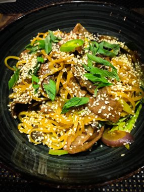 Taze sebzeli lezzetli etli şehriye, biftek ve baharat - soba eriştesi