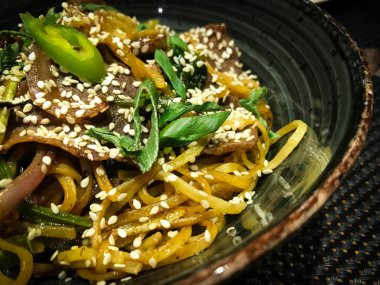 Taze sebzeli lezzetli etli şehriye, biftek ve baharat - soba eriştesi