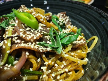 Taze sebzeli lezzetli etli şehriye, biftek ve baharat - soba eriştesi