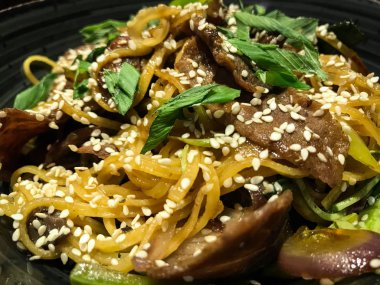 Taze sebzeli lezzetli etli şehriye, biftek ve baharat - soba eriştesi