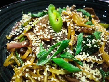 Taze sebzeli lezzetli etli şehriye, biftek ve baharat - soba eriştesi