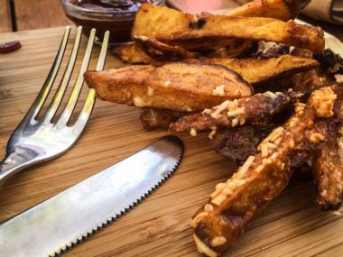 Siyah ekmekle ev yapımı sığır eti burgeri