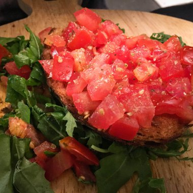 Lezzetli İtalyan klasik domatesleri taze malzemeli bruschetta.