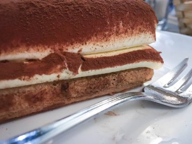 Lezzetli İtalyan tiramisusu yakından zevk alır.