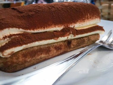 Lezzetli İtalyan tiramisusu yakından zevk alır.