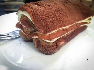 Lezzetli İtalyan tiramisusu yakından zevk alır.