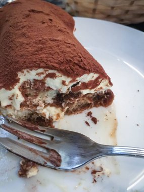 Lezzetli İtalyan tiramisusu yakından zevk alır.