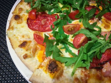 Taze malzemeli lezzetli İtalyan pizzası.