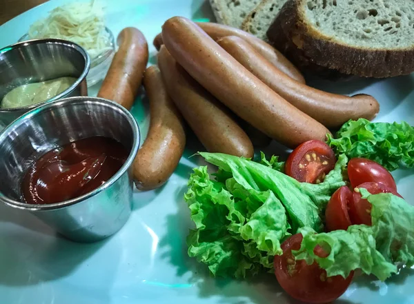 Embutidos Tradicionales Checos Con Rábano Picante Fresco Mostaza — Foto de Stock