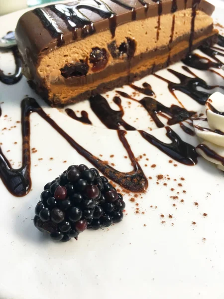 Ízletes Házi Csokoládé Torta Sötét Cseresznye Friss Szeder — Stock Fotó