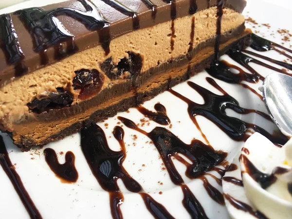 Вкусный Домашний Шоколадный Торт Темными Вишнями Свежей Ежевикой — стоковое фото