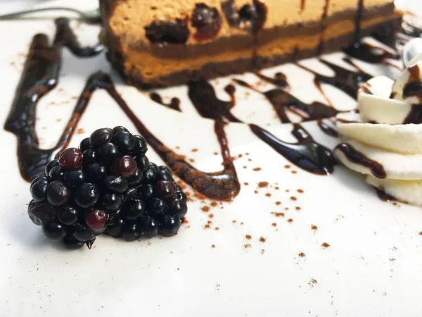 맛있는 집에서는 체리와 블랙베리를 곁들인 초콜릿 케이크를 만들었다 — 스톡 사진