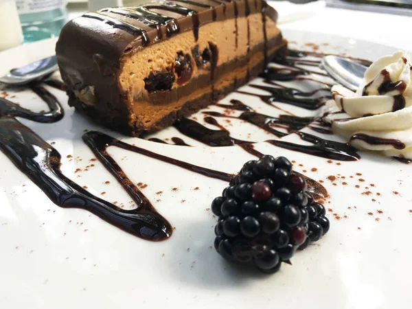 美味的自制巧克力蛋糕 带有黑樱桃和新鲜的黑莓 — 图库照片