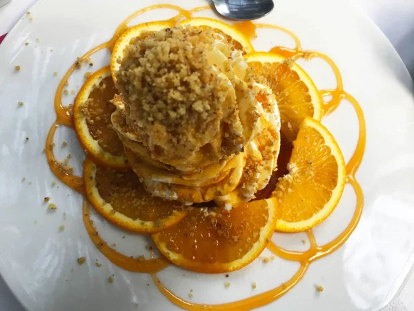 바닐라 견과로 맛있는 오렌지 슬라이스 — 스톡 사진