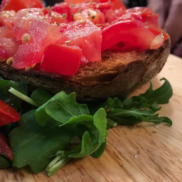 Välsmakande Italiensk Klassisk Tomat Bruschetta Med Färska Ingredienser — Stockfoto