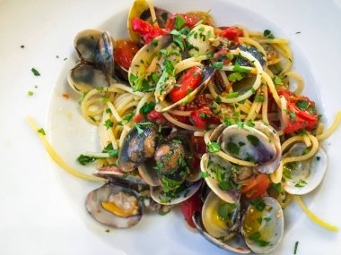 Kabuklu ve taze baharatlı İtalyan spagettisi.