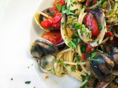 Kabuklu ve taze baharatlı İtalyan spagettisi.