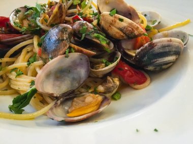 Kabuklu ve taze baharatlı İtalyan spagettisi.