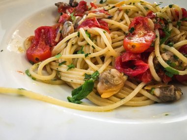 Kabuklu ve taze baharatlı İtalyan spagettisi.