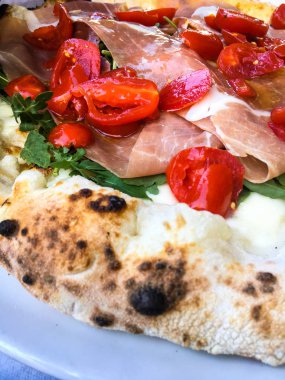 Lezzetli ev yapımı malzemeli taze İtalyan pizzası.