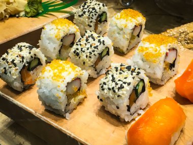 Nefis suşi tabağı. Yakın plan.