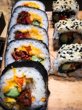 Nefis suşi tabağı. Yakın plan.