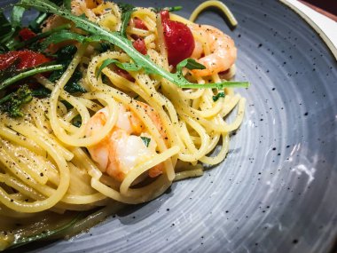 Lezzetli İtalyan spagettisi ve taze karides ve roka salatası.