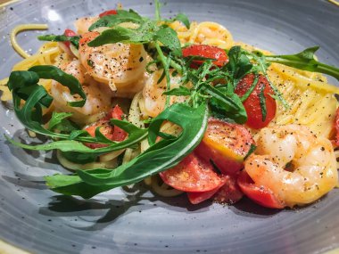 Lezzetli İtalyan spagettisi ve taze karides ve roka salatası.