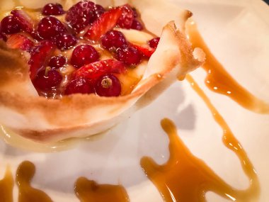 Lezzetli vanilya kreması ve taze meyve