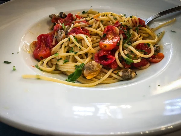 Итальянские Спагетти Ракушками Свежими Специями — стоковое фото