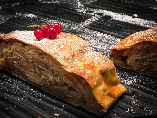 Gustoso Strudel Mele Con Bacche Rosse Fresche — Foto Stock