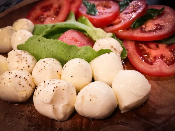 Friss Caprese Saláta Ízletes Mozzarellával — Stock Fotó