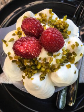 Ahududu ve şam fıstıklı lezzetli pavlova