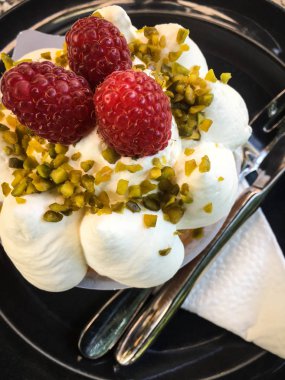 Ahududu ve şam fıstıklı lezzetli pavlova