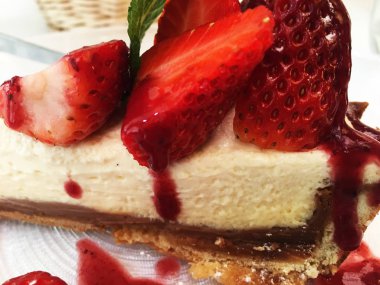 Taze çilekli lezzetli peynirli pasta.