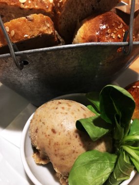 Ev yapımı domuz eti ezmesi ve marul.