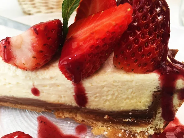 Taze çilekli lezzetli peynirli pasta.